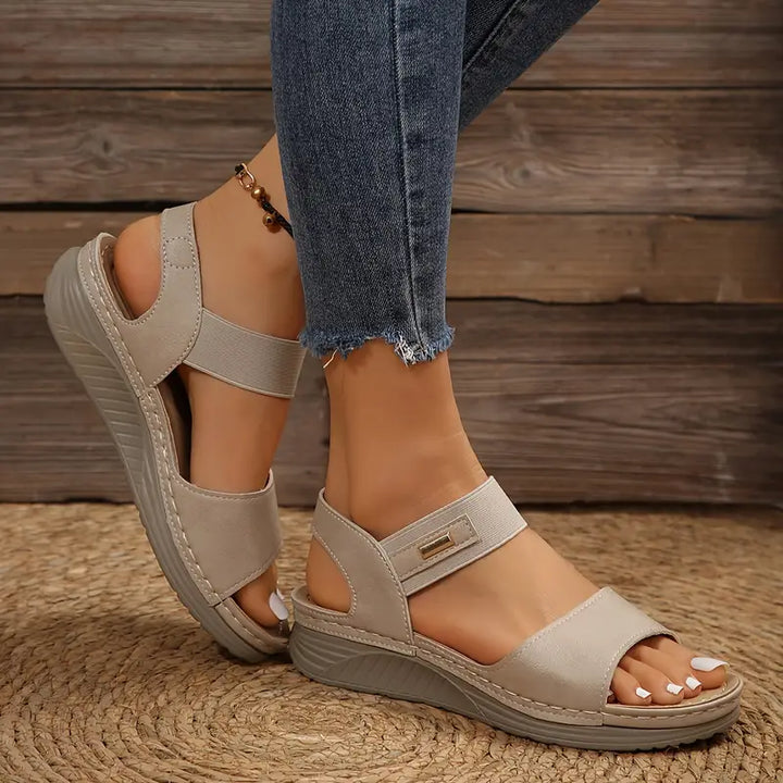 Slip-on women's sandals, combining retro flair, everyday versatility & strong arch support.