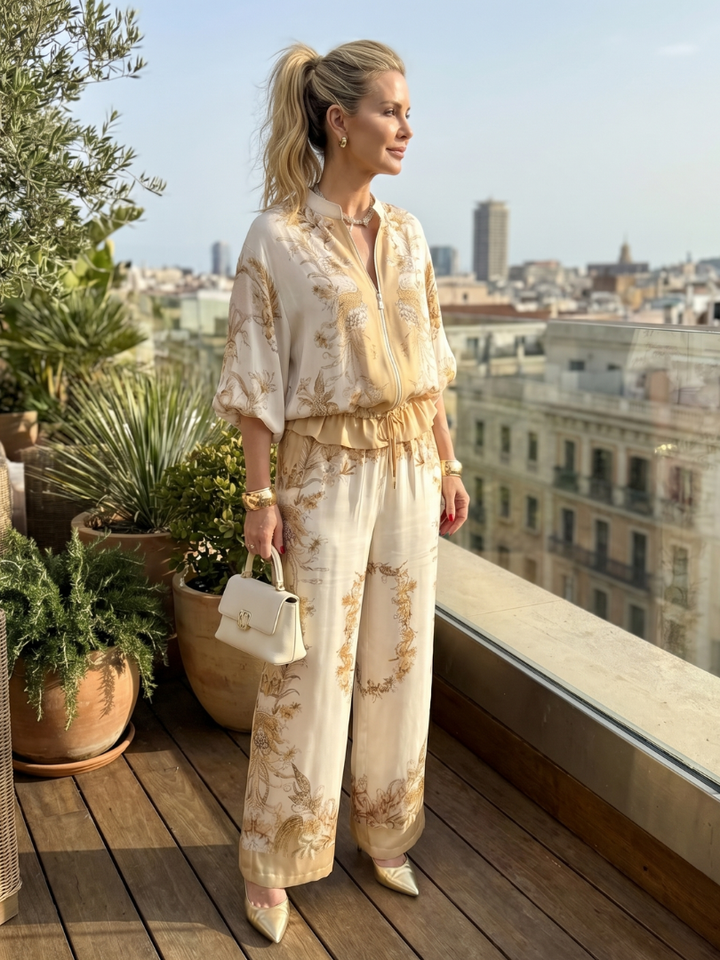 Versatile women's floral two-piece set, relaxed fit, satin effect, perfect for casual or elegant occasions.