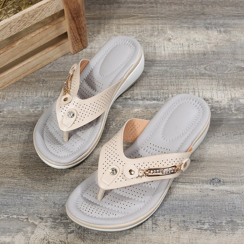 Stylish women's walking sandals with soft padding & arch support, ideal for summer comfort.
