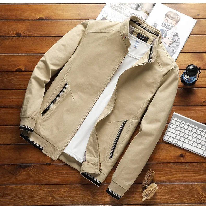 Versatile men's bomber jacket, ideal for transitional weather. Stylish outerwear with a comfortable regular fit. Everyday fashion.