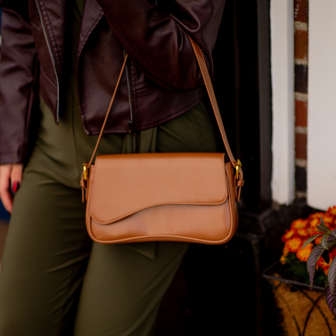 Versatile genuine leather shoulder bag for women, offering style and comfort.