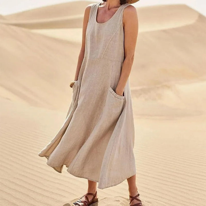 Stylish women's sleeveless dress featuring convenient pockets; chic for a relaxed summer look.