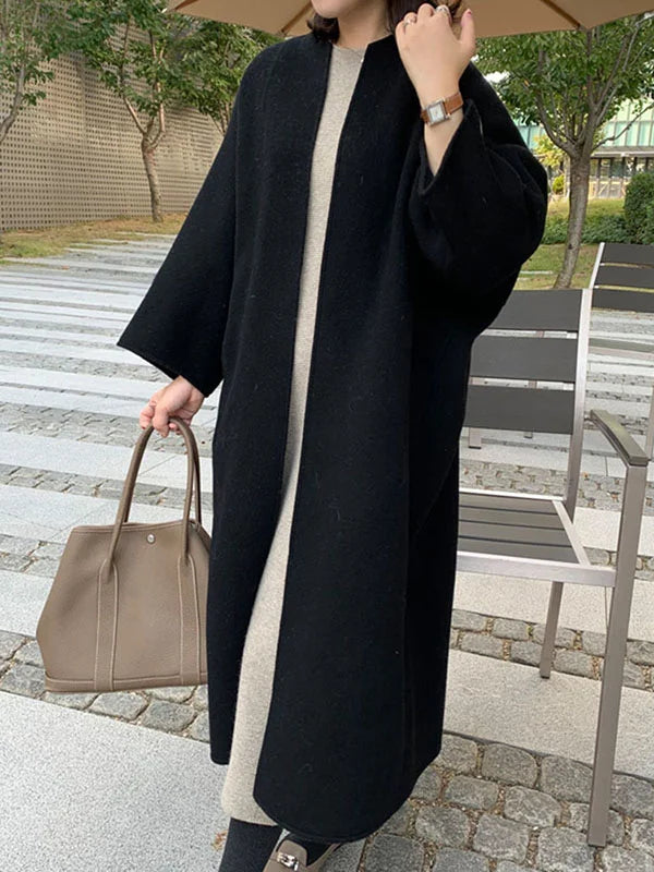 Women's fashionable long winter coat in black, combining warmth with an elegant and cozy feel.