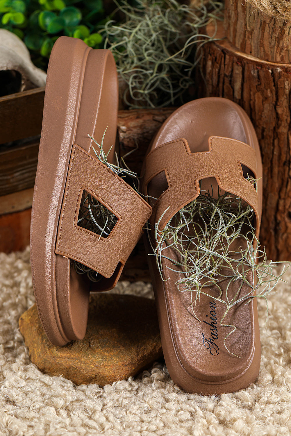 Modern women's fashion slippers, designed for maximum comfort and elegance.