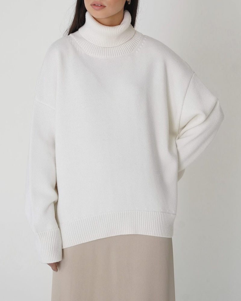 Comfortable women's oversized turtleneck sweater with a relaxed fit, ideal for casual wear.