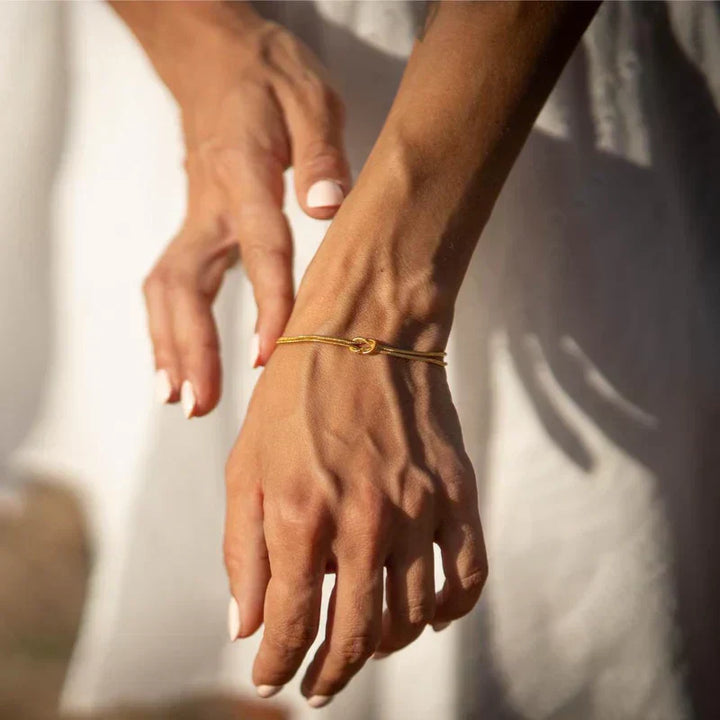 Timeless connection knot bracelet for women. Elegant stainless steel jewelry, subtle and refined accessory.
