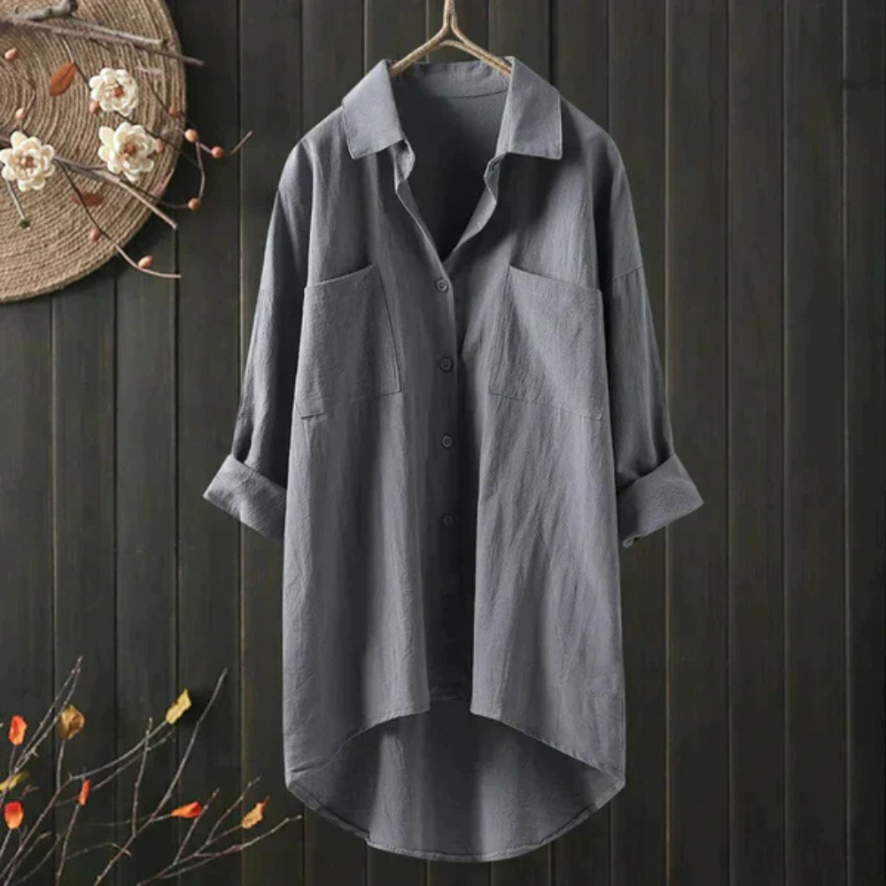 Versatile women's oversized blouse in a relaxed fit, perfect for comfortable daily fashion.