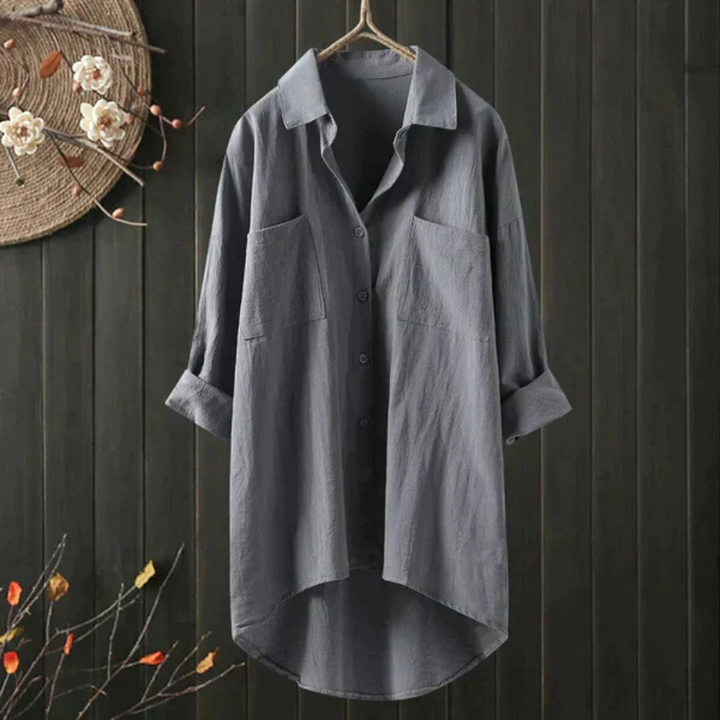 Versatile women's oversized blouse in a relaxed fit, perfect for comfortable daily fashion.