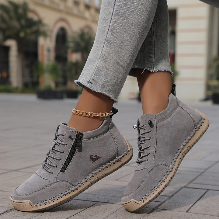 Fashionable women's high-top sneakers, combining zip and lace-up closure for easy wear.