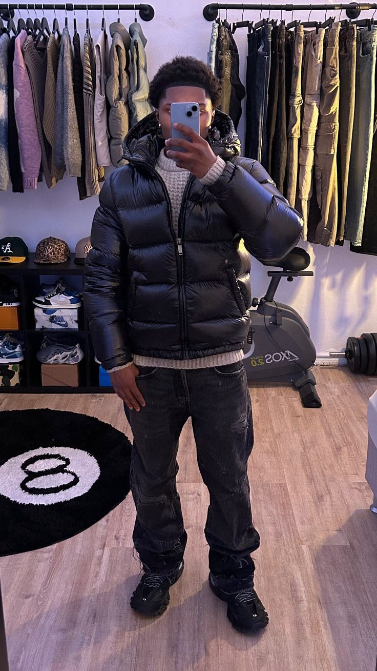 Versatile men's fashion puffer jacket. Warm & stylish outerwear for casual winter adventures.
