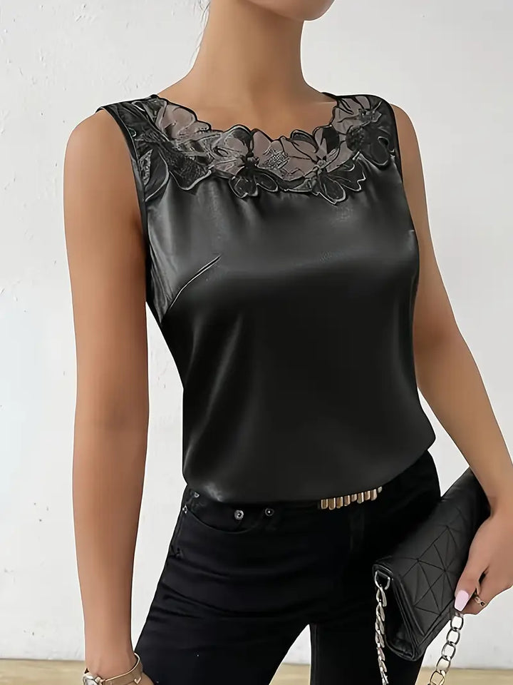 Chic women's top with beautiful floral pattern, ideal as a versatile shirt for casual or office looks.
