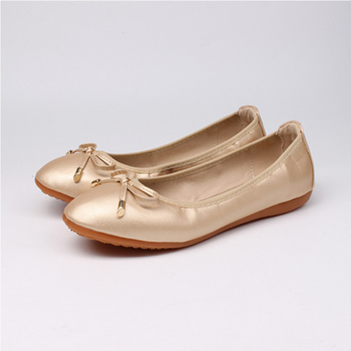 Stylish women's slip-on flats with a prominent bow accent, designed for ultimate comfort and elegance.