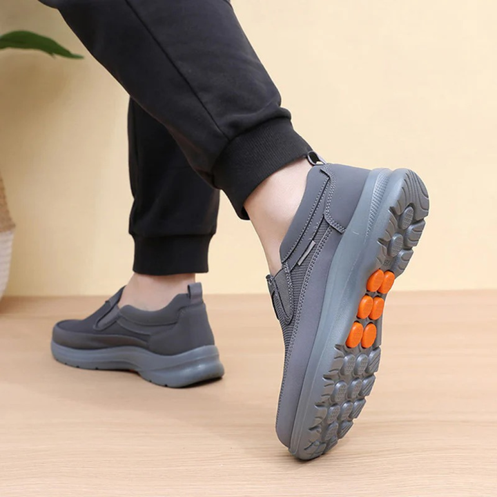 Casual men's slip-on shoes offering lightweight comfort, perfect for everyday walking and versatile men's fashion.