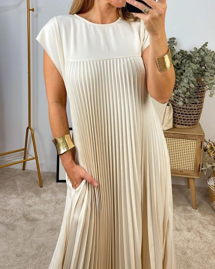 Sleeveless women's pleated dress. Elegant and comfortable for summer fashion and versatile wear.