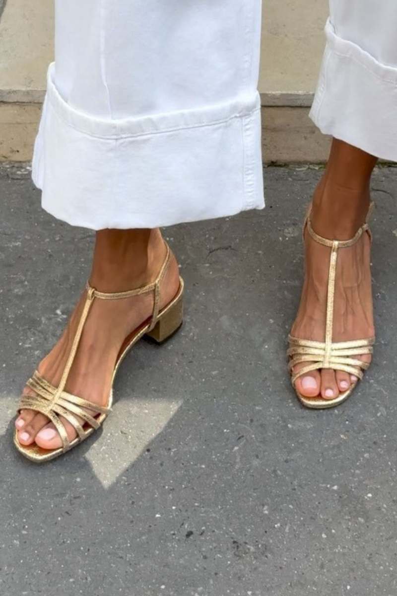 Women's stylish flat sandals, offering everyday comfort and elegant design. Perfect for summer walking.