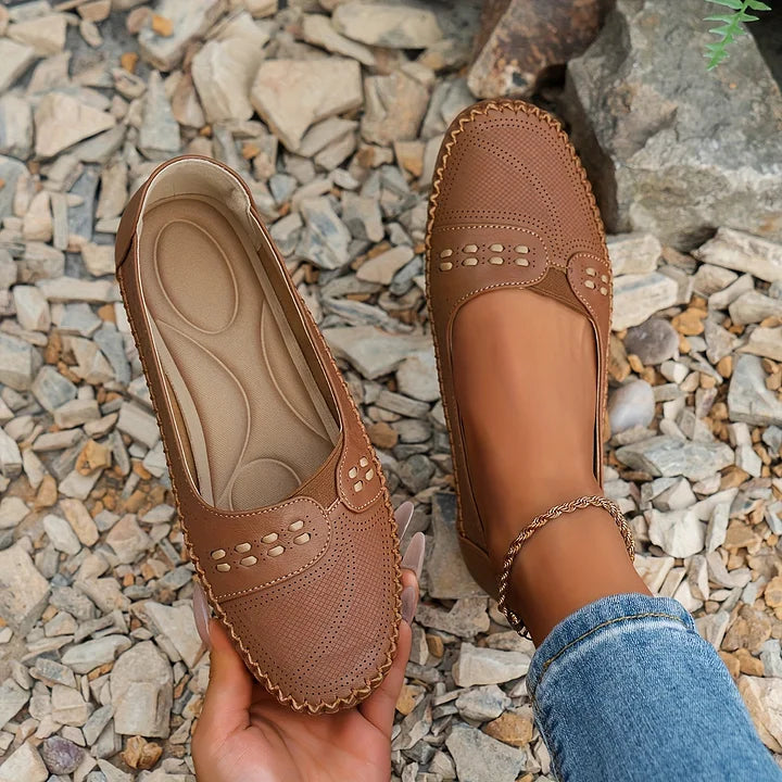 Lightweight women's walking shoes with orthopaedic design for everyday stability & comfort.