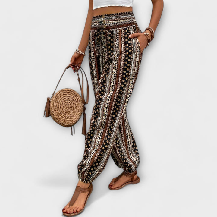 Fashionable women's graphic print trousers, soft for everyday comfort and versatile looks.
