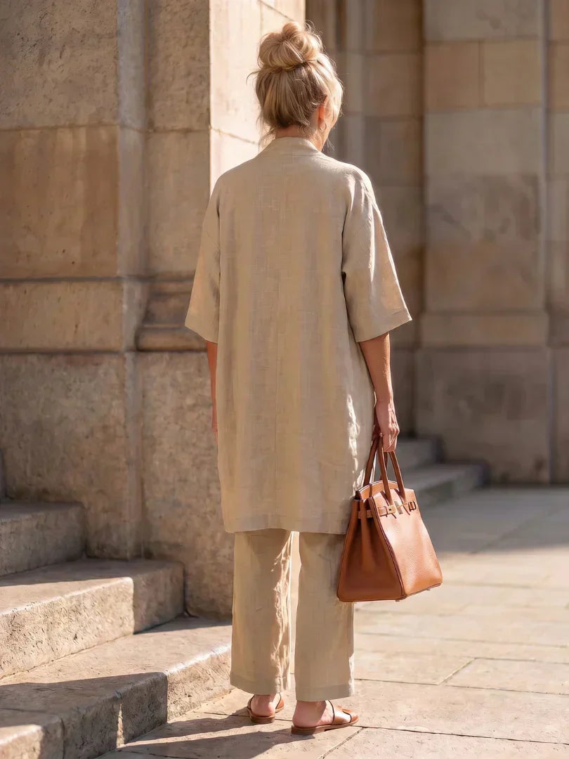 Travel wear: comfortable women's two-piece set with a relaxed, chic fit for ladies.