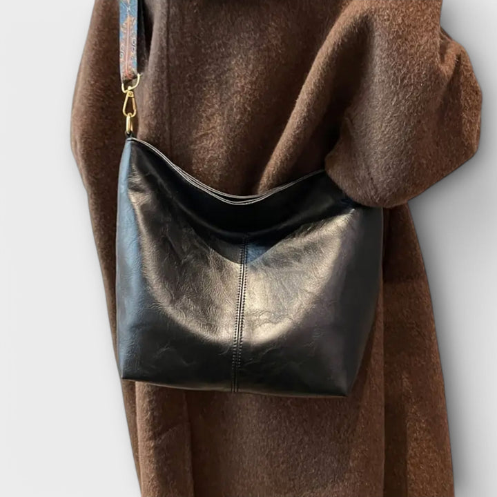 Women's elegant vintage shoulder bag in faux leather, a stylish and classic accessory for daily carry.