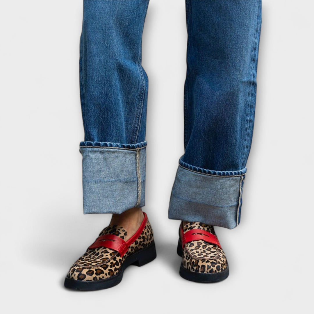 Chic women's leopard print slip-on loafers. Stylish and comfortable animal print flats for casual or fashion wear.