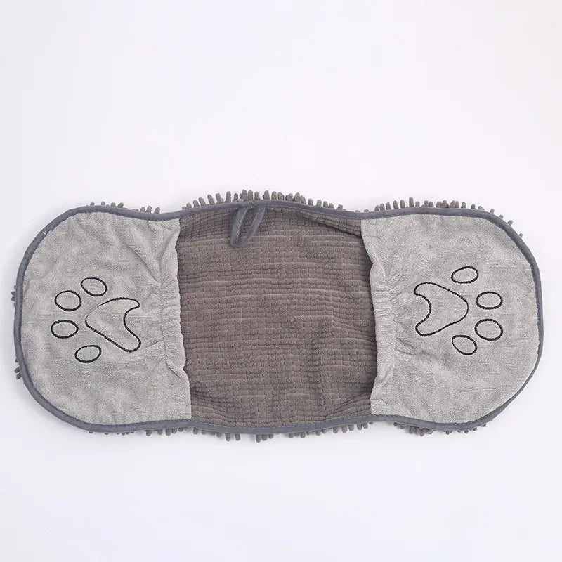 Microfiber dog towel glove design for easy grip and quick drying of pets. Absorbent and comfortable pet care tool.