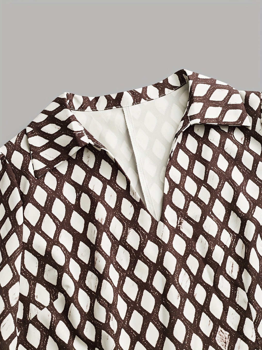 Rhombus print midi dress for women. Elegant geometric pattern, long sleeve, suitable for winter style.