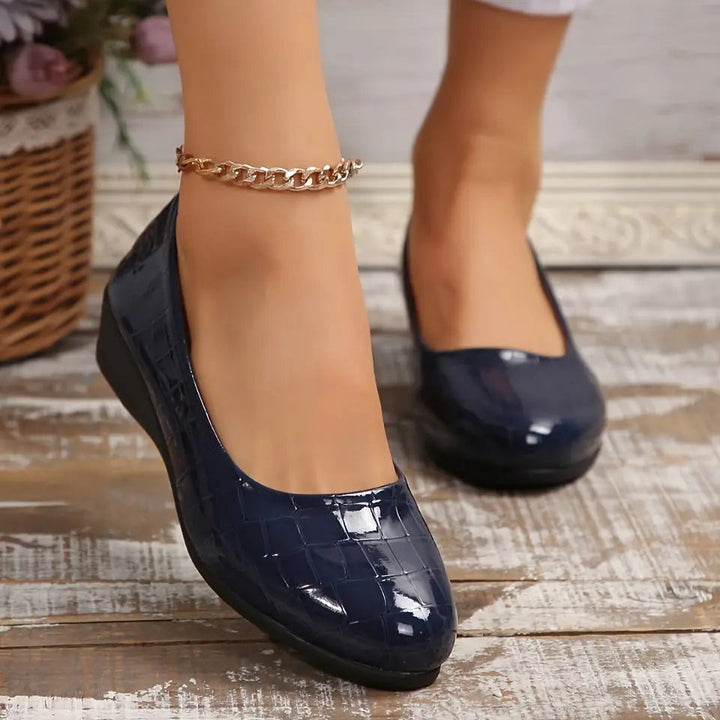 Everyday women's comfort shoes, lightweight design for casual, elegant versatility.