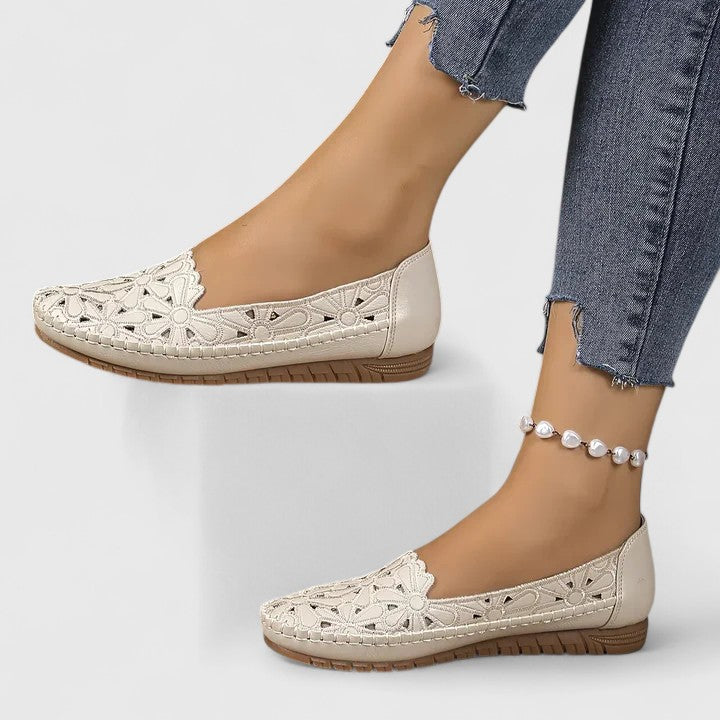 Comfortable closed-toe women's flat sandals, easy slip-on style for spring fashion.