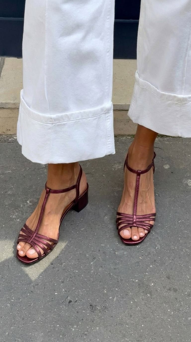 Comfortable women's walking sandals, elegantly styled for everyday use. Perfect summer footwear.