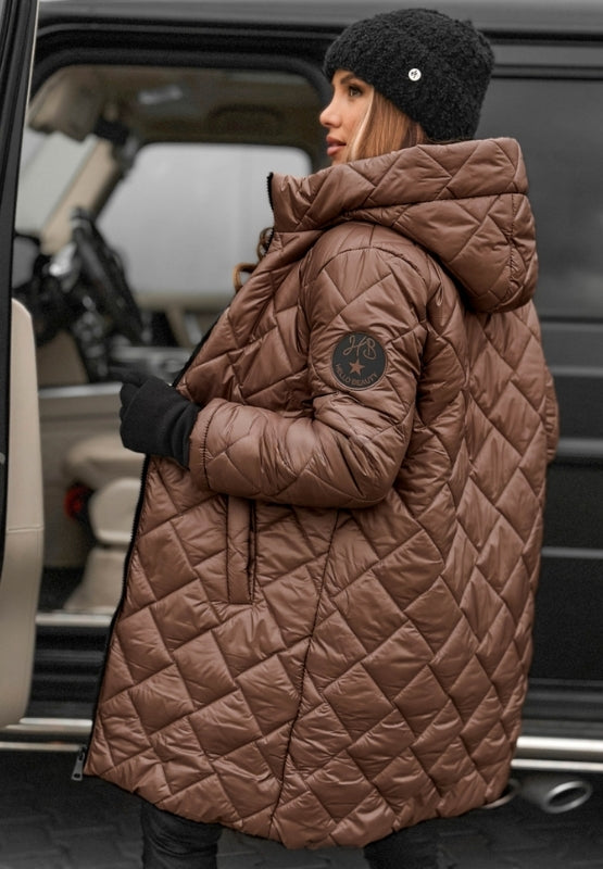 Versatile women's hooded diamond quilted jacket, perfect for casual fall/winter fashion.
