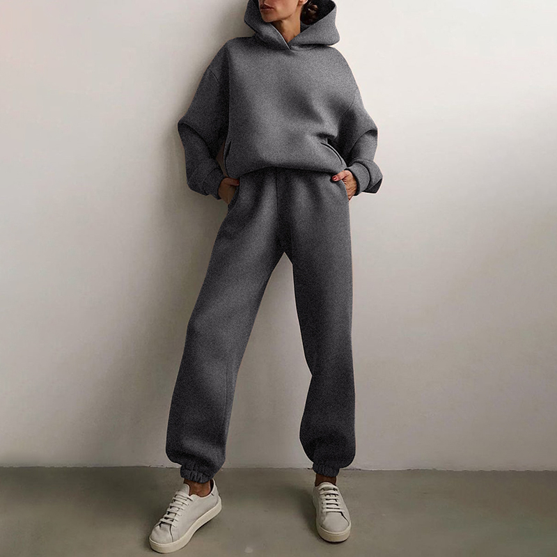 Versatile women's tracksuit set. Combines stylish activewear with comfortable loungewear for everyday outfits.