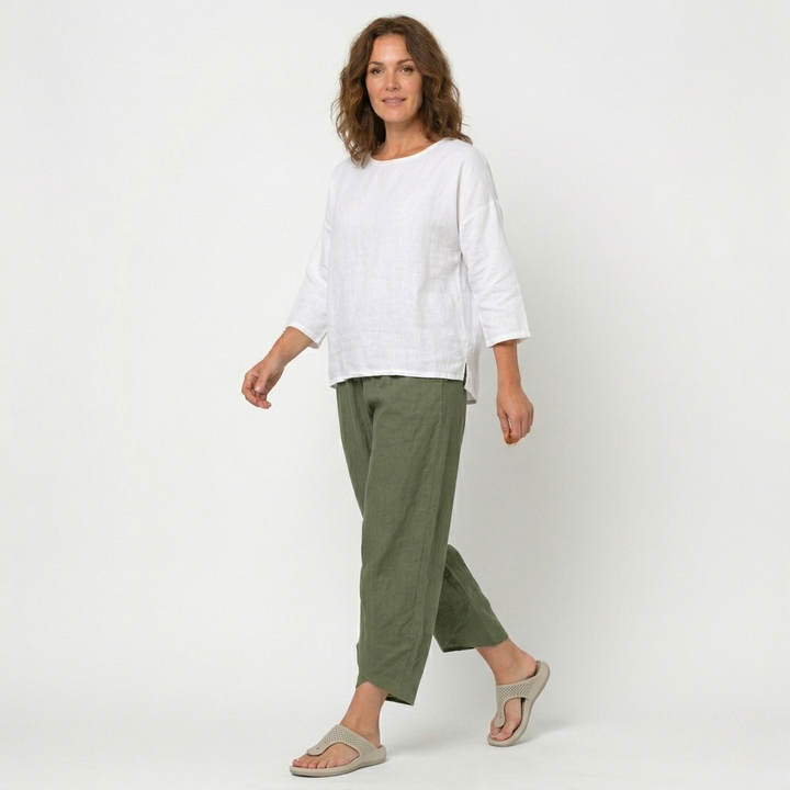 Chic women's high-waisted trousers featuring a stylish tulip hem, perfect for an elegant, casual outfit.