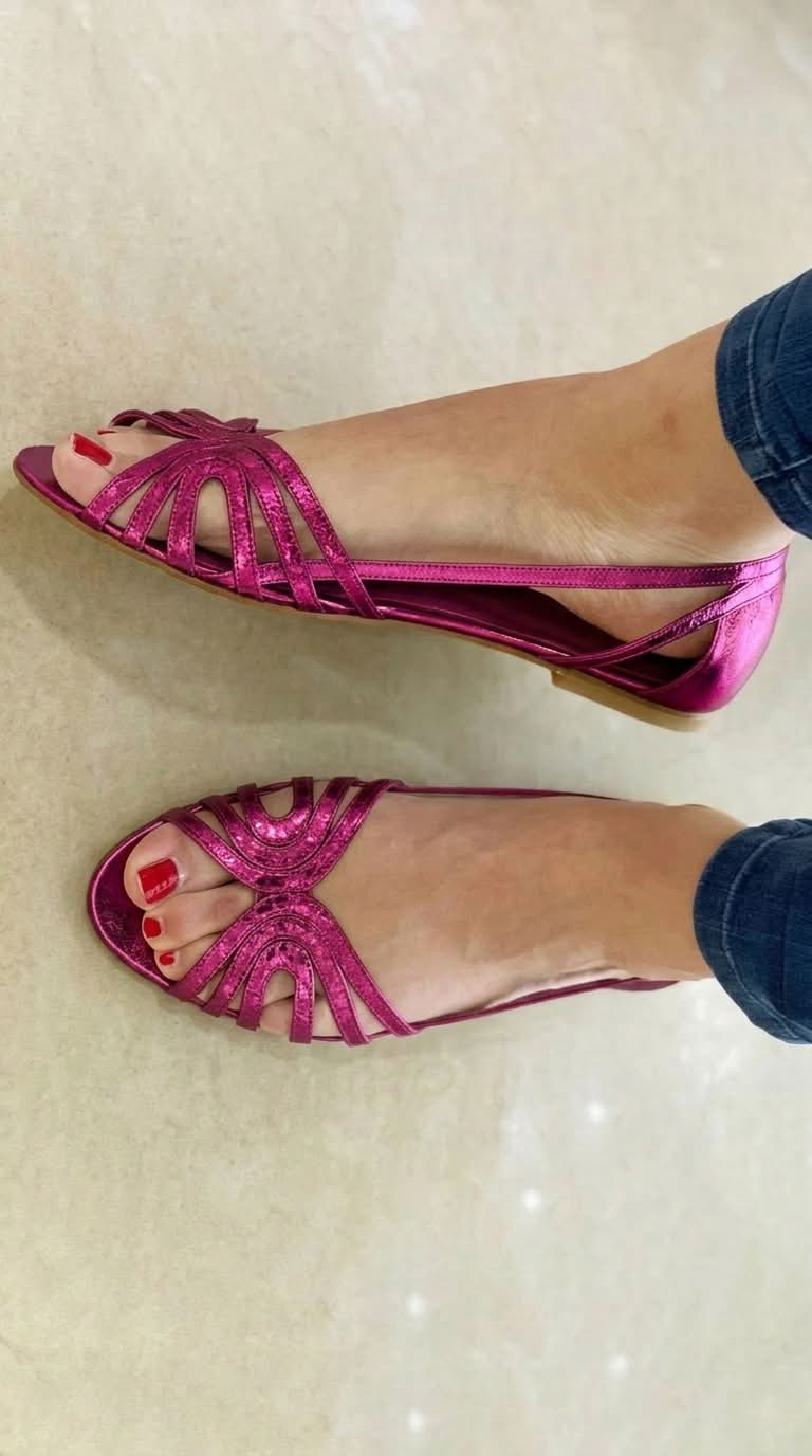 Comfortable women's walking sandals, designed for long-lasting support and radiant style during summer adventures.