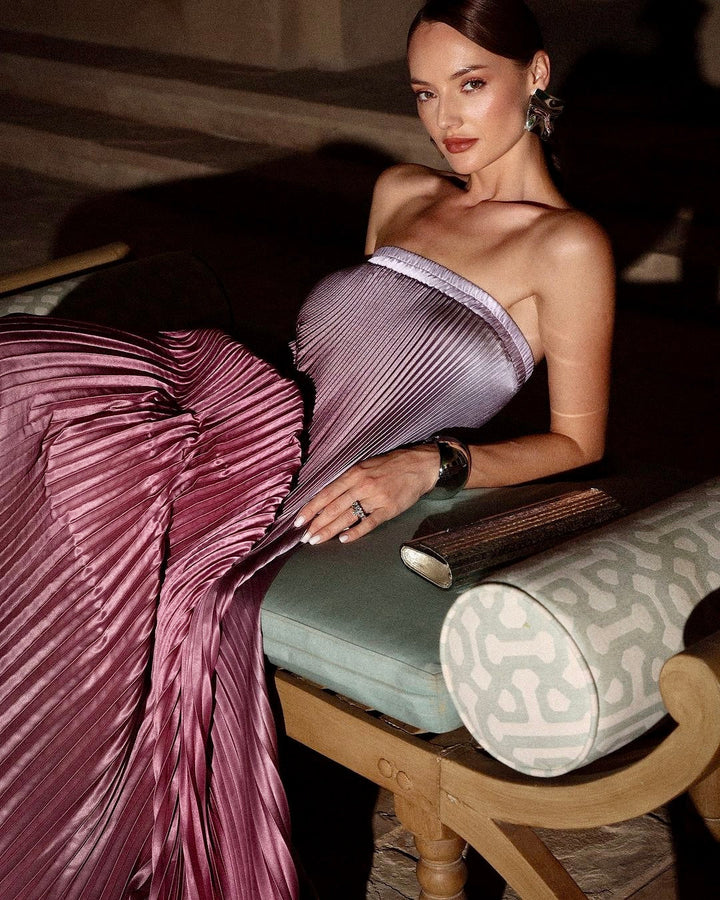 Chic pink women's maxi dress, a versatile wardrobe essential for all occasions. Elegant and comfortable.