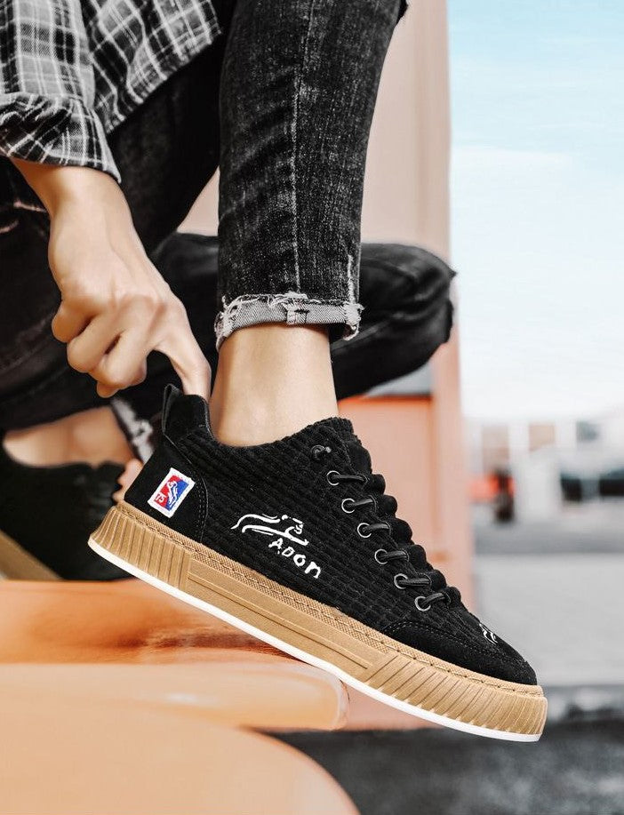 Comfortable men's quilted low top sneakers, lace-up style. Perfect for daily casual fashionable wear.
