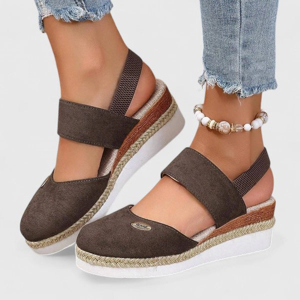 Essential women's comfort sandals, orthopaedic design with arch support, perfect for summer.