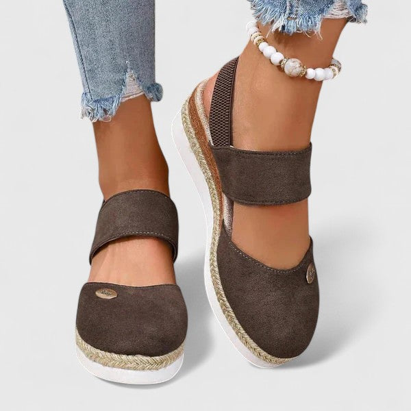 All-day comfort women's orthopaedic sandals, featuring arch support and a cushioned footbed.