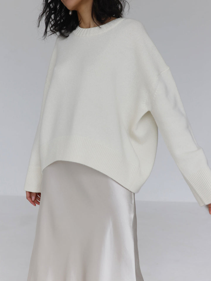 Chic women's oversized sweater for modern fashion. Cozy pullover top, ideal for a comfortable & stylish look.