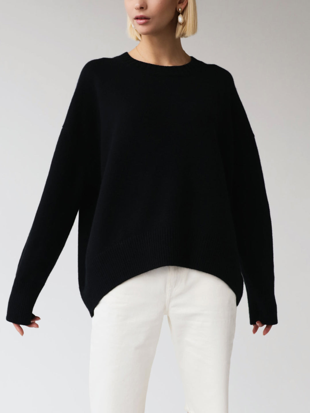 Comfortable women's oversized pullover, a warm winter essential. Relaxed fit, cozy long sleeve sweater.