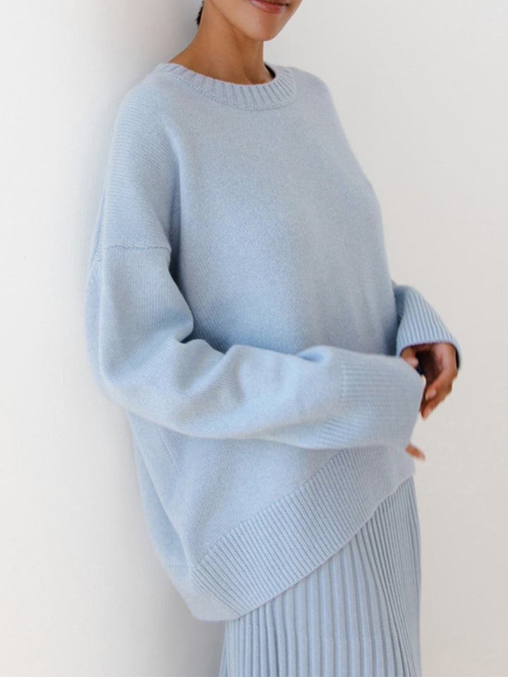 Cozy oversized women's sweater, perfect for autumn & winter comfort. Relaxed fit pullover, chic and warm.