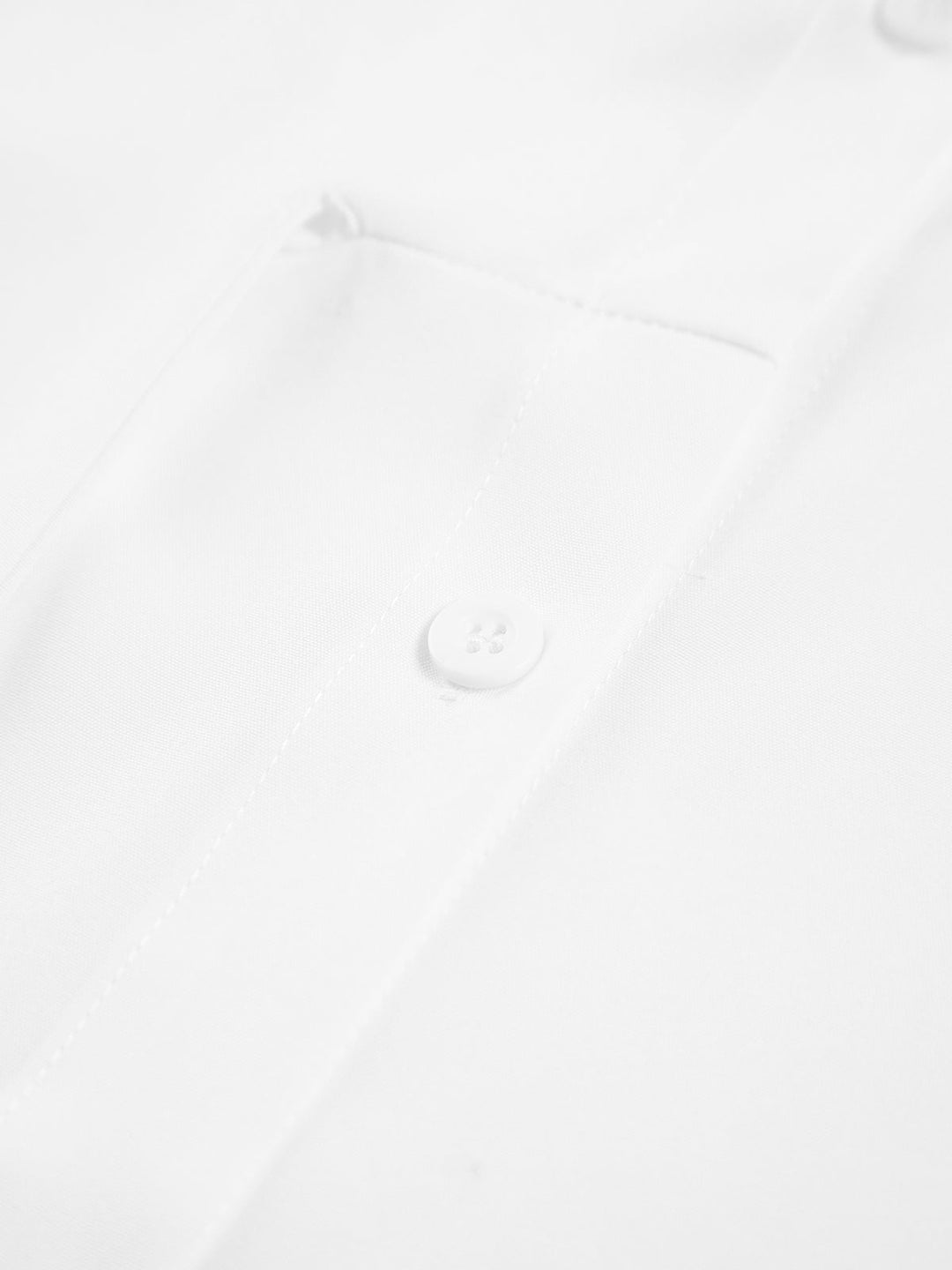 Chic long-sleeve women's shirt with adjustable tie waist, ideal for an elegant workwear outfit.