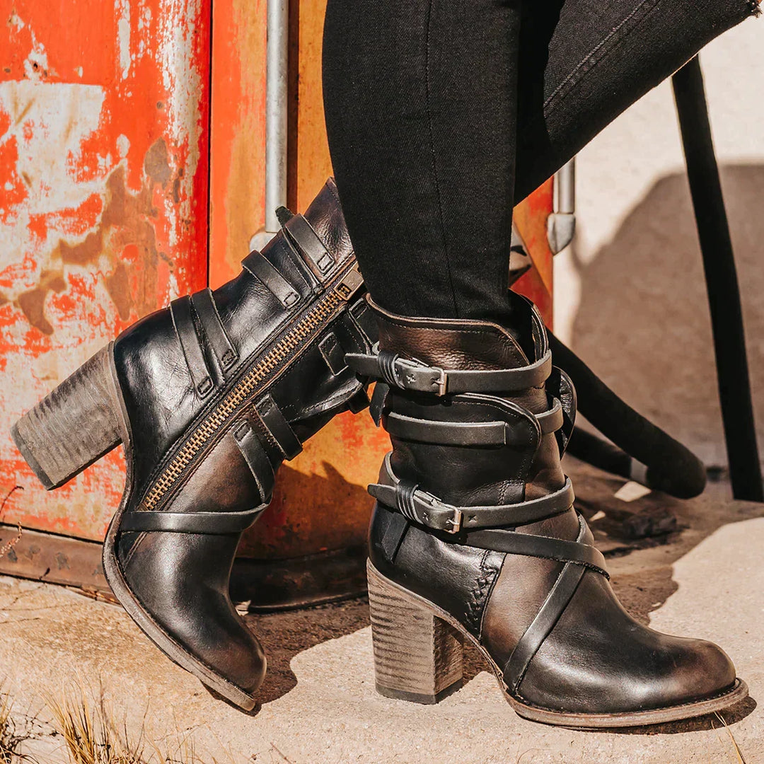 Versatile women's retro casual boots, providing comfortable and stylish footwear for all your winter adventures.