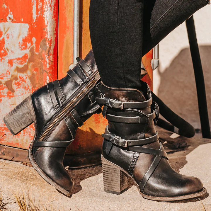 Versatile women's retro casual boots, providing comfortable and stylish footwear for all your winter adventures.