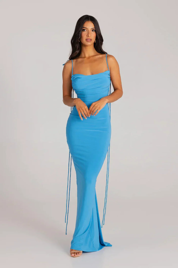 Chic women's long maxi dress, featuring elegant pleats and a striking backless cut, versatile fashion.