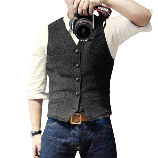 Comfortable men's gilet with a modern fit, perfect as a versatile vest for casual or smart-casual outfits.