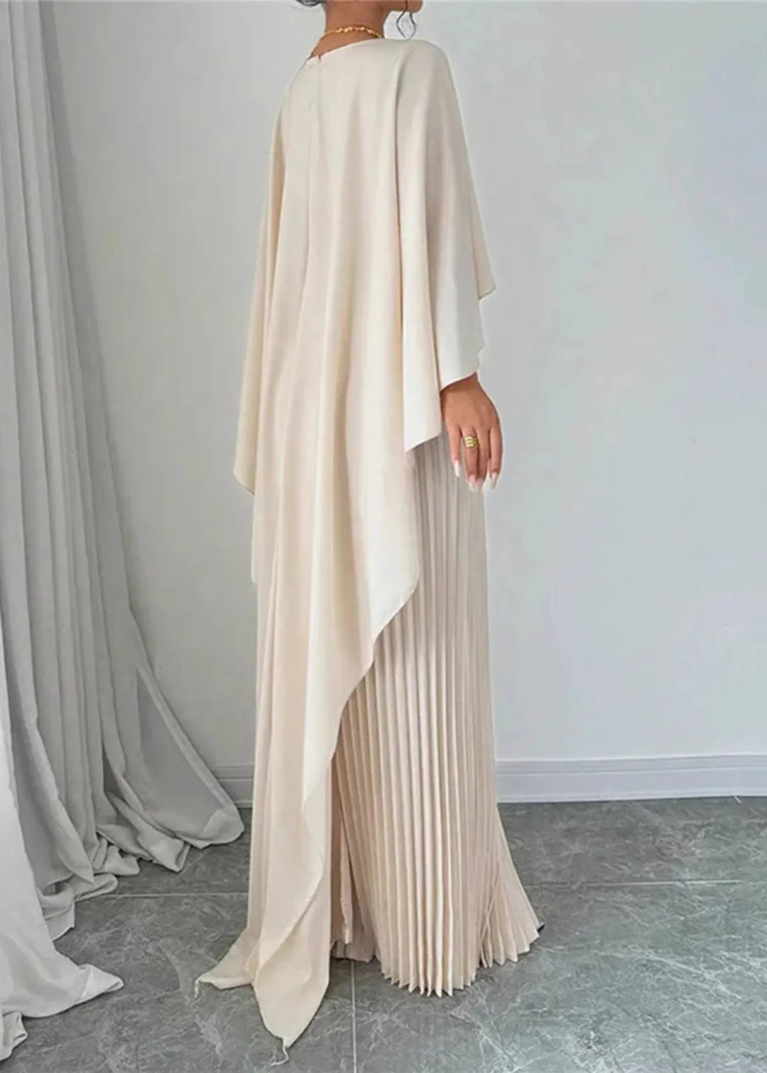 Versatile long women's dress: elegant pleated maxi style with a graceful flowing cape, suited for special occasions.