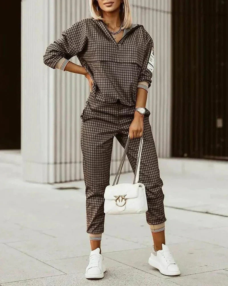 Chic women's modern comfort tracksuit set, a two-piece stylish outfit designed for modern active lifestyles.