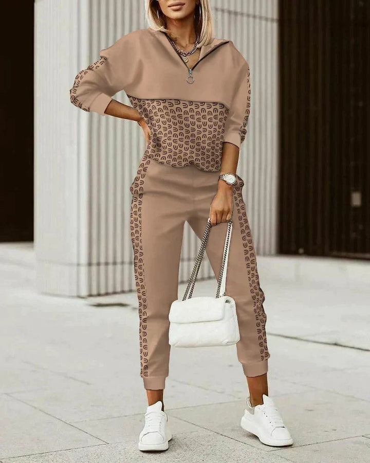 Stylish women's activewear tracksuit set, a modern and comfortable two-piece outfit for athletic or casual wear.