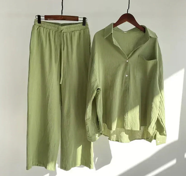 Chic women's matching two-piece summer outfit. Versatile casual set, ideal for relaxed elegance.