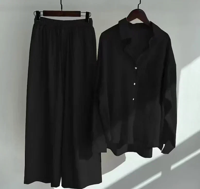 Light & airy women's summer two-piece outfit set, ideal for comfortable vacation and warm weather style.
